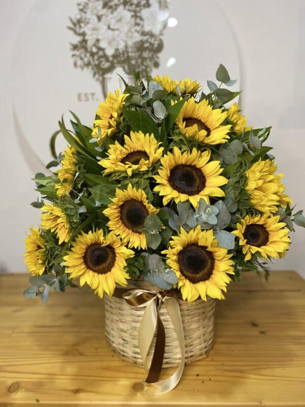 Canasta Soleada de Girasoles y Eucalipto - Imagen 2