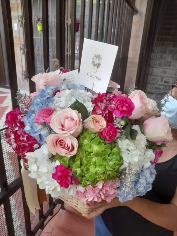 Canasta Delicate Con Rosas - Imagen 2