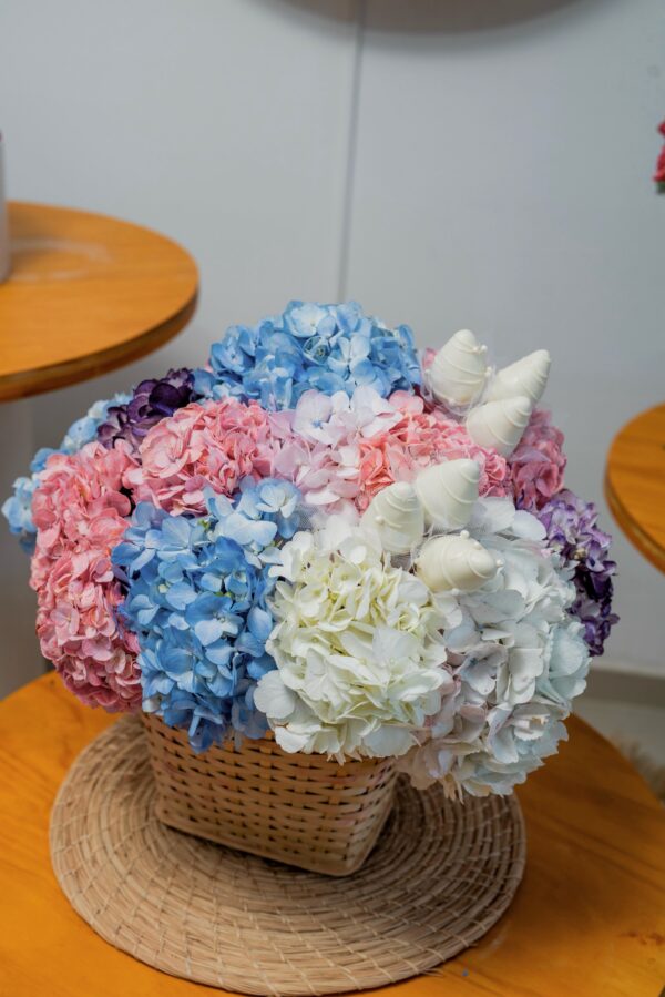 Canasta de Hortensias Delicate con Fresas Cubiertas de Chocolate - Imagen 2