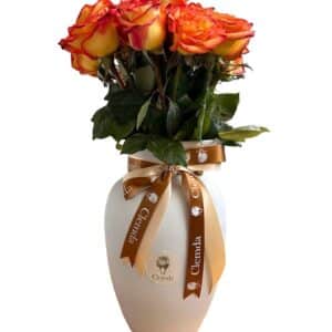 Jarrón blanco con rosas