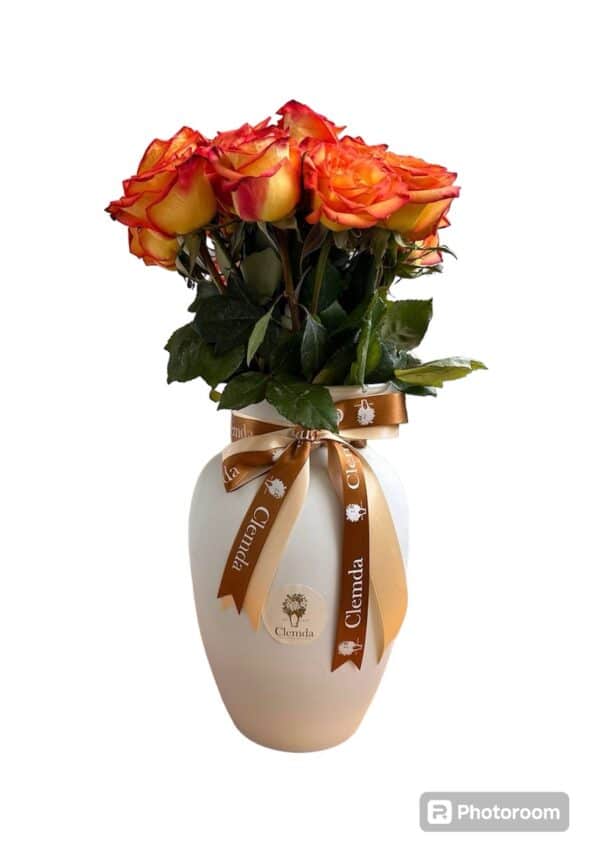 Jarrón blanco con rosas