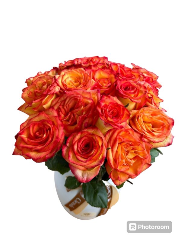 Jarrón blanco con rosas - Imagen 2